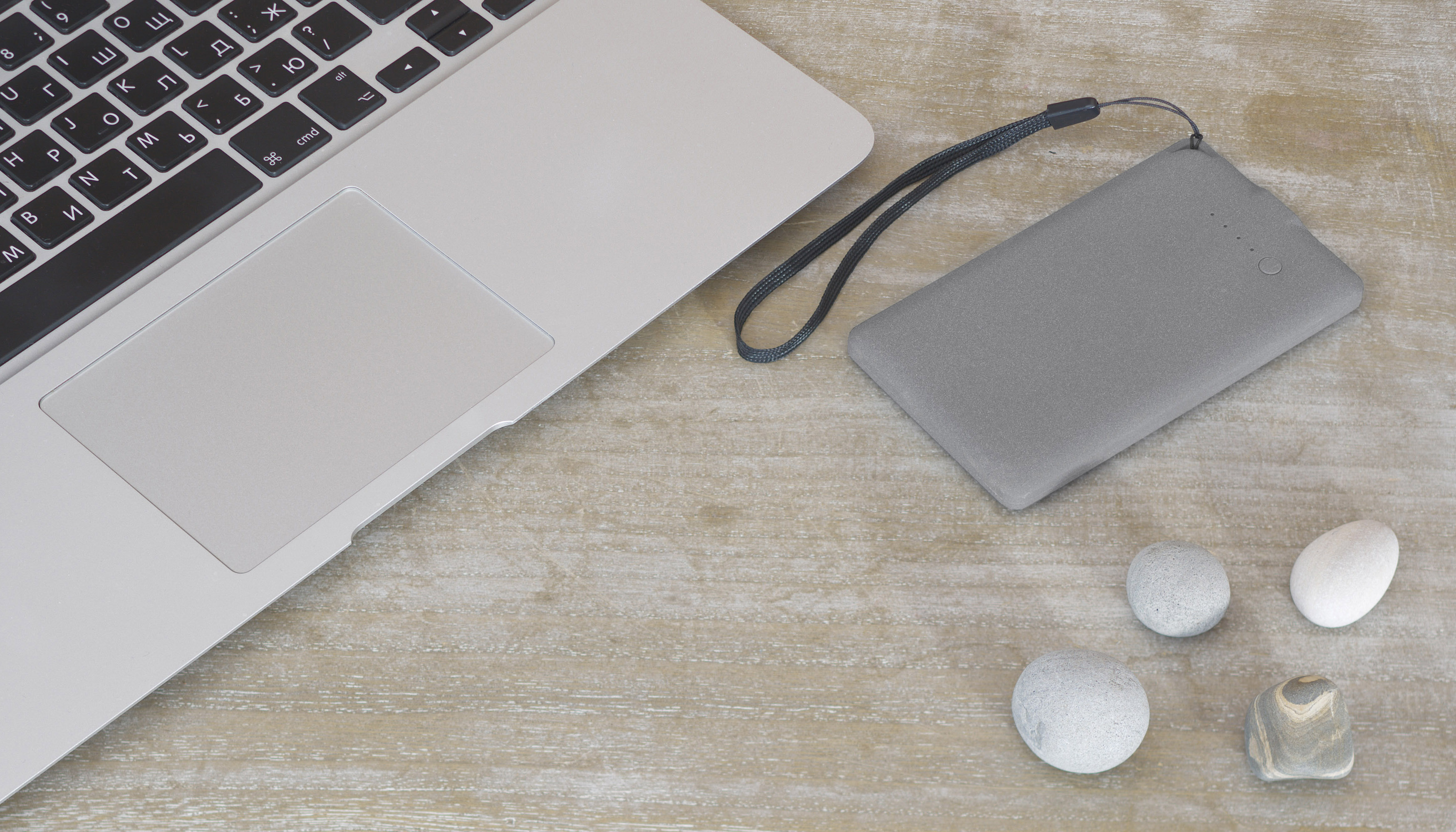 Зарядное устройство "Камень" с покрытием soft grip, 4000 mAh в подарочной коробке, черный