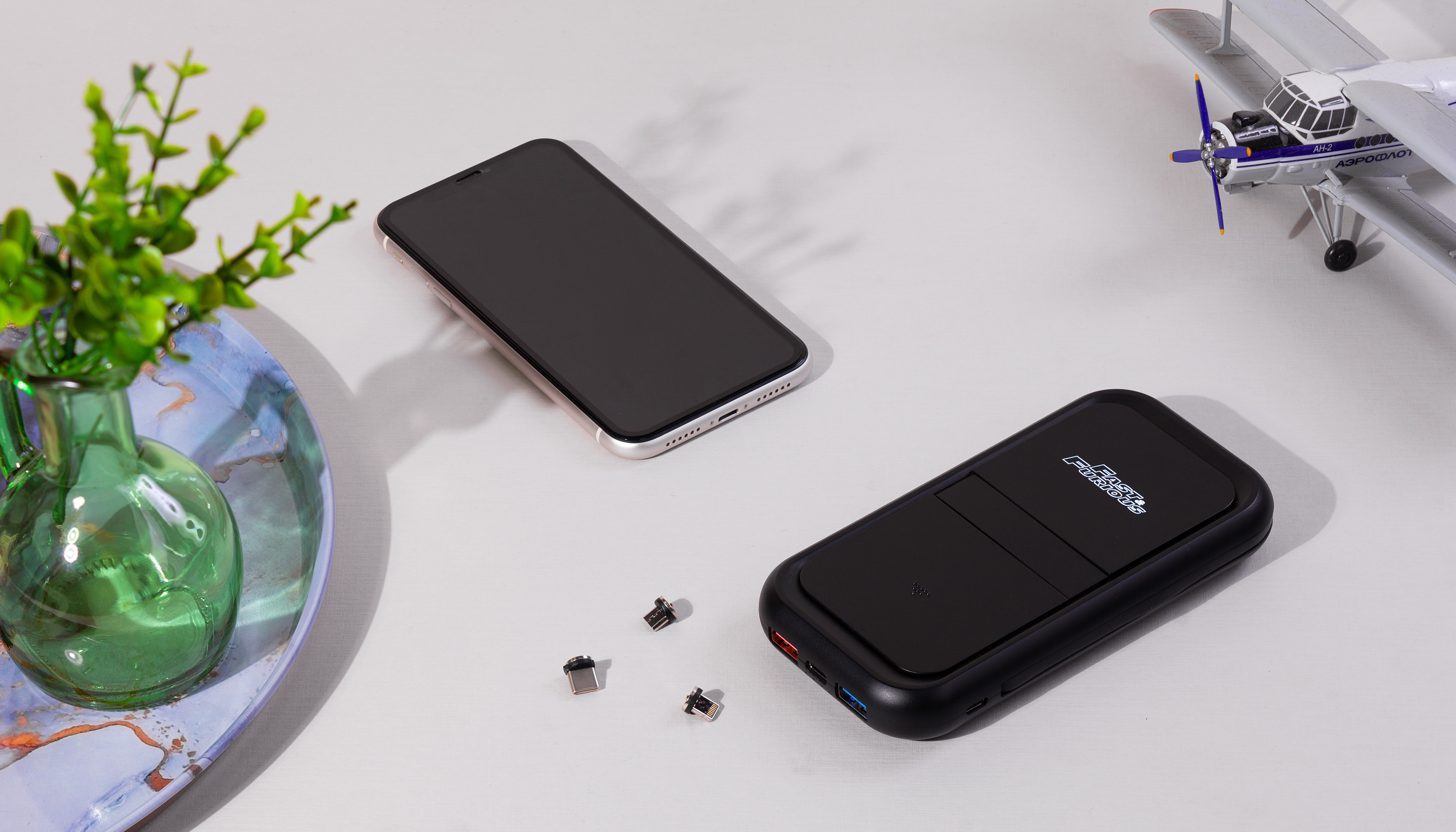 Беспроводное ЗУ "Fast & Furious", 10000 mAh, с быстрой (22.5W/15W) зарядкой, с магнитным кабелем и набором переходников, с подсветкой логотипа, черный